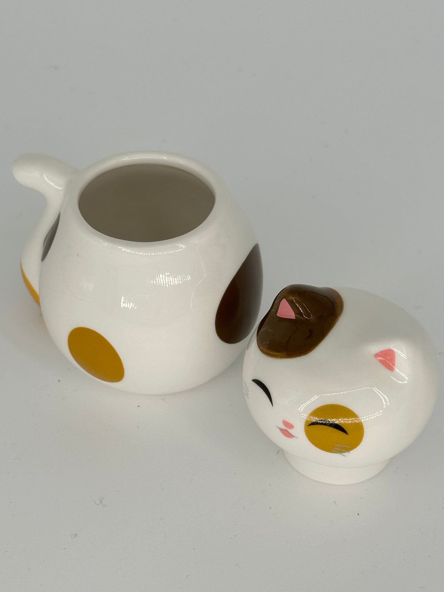 Super Cute White Cat Shaped Ceramic Dispenser